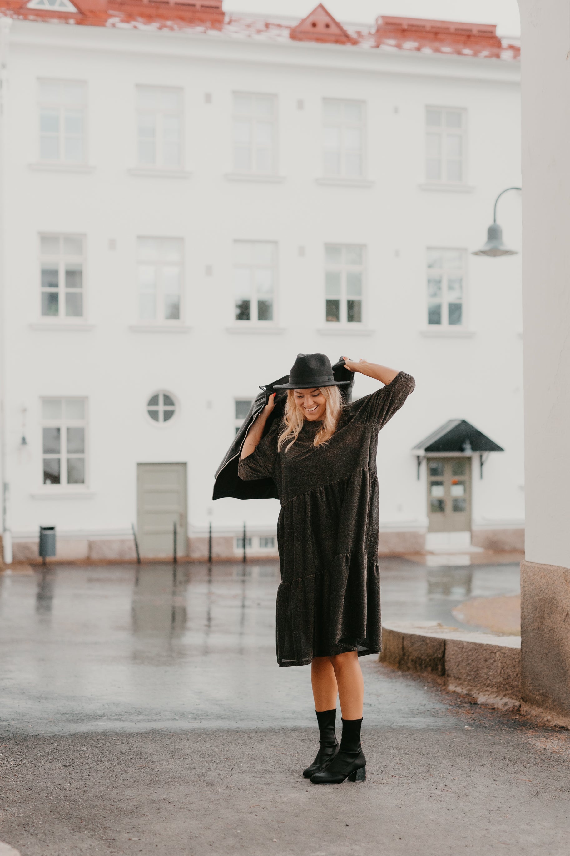 Hilla kerrosmekko (musta kimalle)